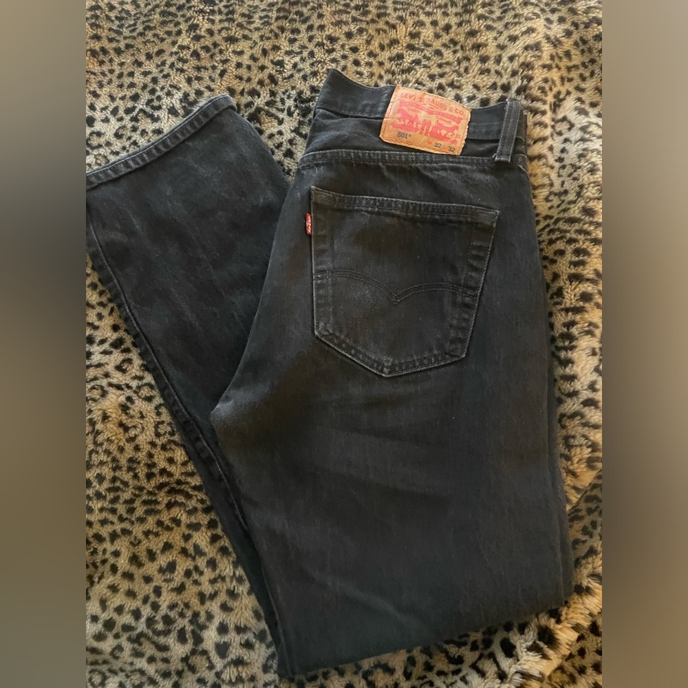 Levi’s black denim jeans. 32x32 mens. Button down jeans excellent condition